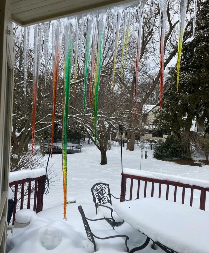 Dad’s Food Coloring Experiment Turns Icicles Into Candy Canes