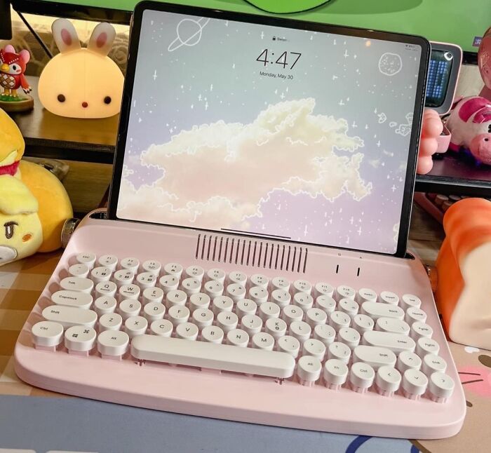 Turn Your Tablet Into A Retro Typing Machine With This Wireless Vintage Keyboard