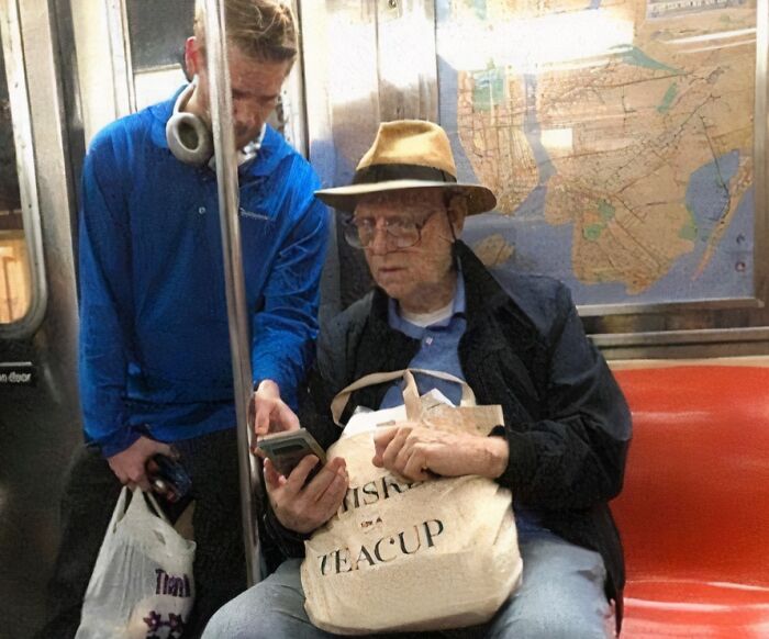 Kind Stranger Spends 20 Mins Helping Grandpa Master Google Maps