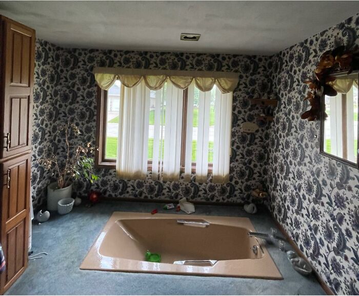 Carpet Around A Bathtub? Oh Yes.