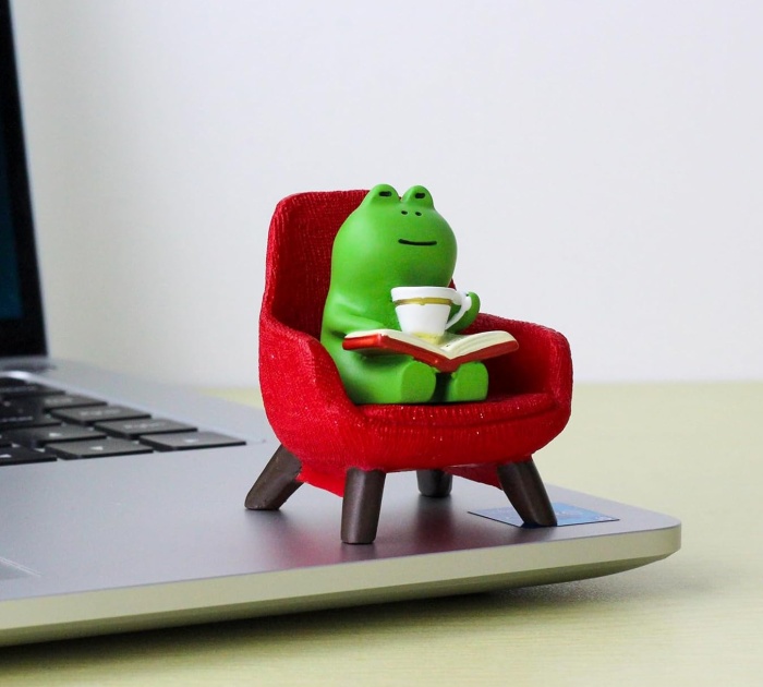 Meet Your New Favorite Boss: This Tiny Froggy Desk Buddy Wondering What You're Up To