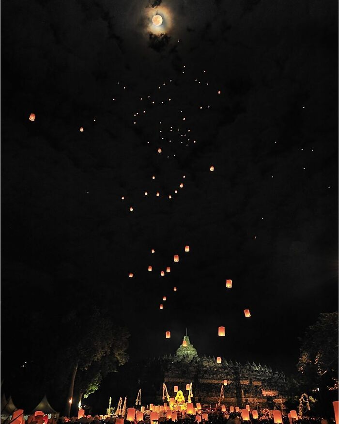 Wishes Flying To The Moon, Borobudur