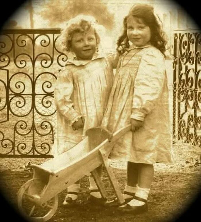 Young Queen Elizabeth’s Mom and Brother Looking Picture Perfect