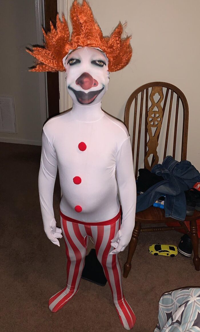 This Pennywise Costume Is Both Creepy And Comical