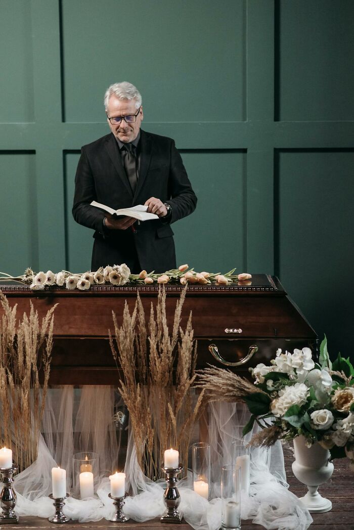 Wait, They Actually Did That at Funerals?! 46 Wildest Stories Ever
