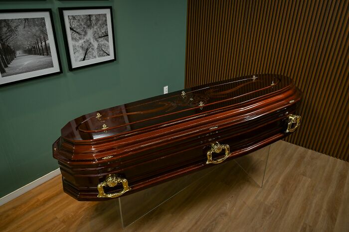 Wait, They Actually Did That at Funerals?! 46 Wildest Stories Ever