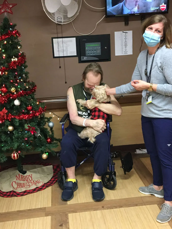 Nurse Adopts Patient’s Dog So It Can Visit Him Every Day During His Hospital Stay