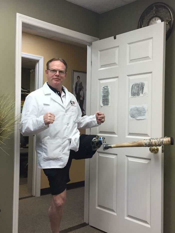 Uncle Shares His Prosthesis Doctor’s Quirky and Friendly Vibe