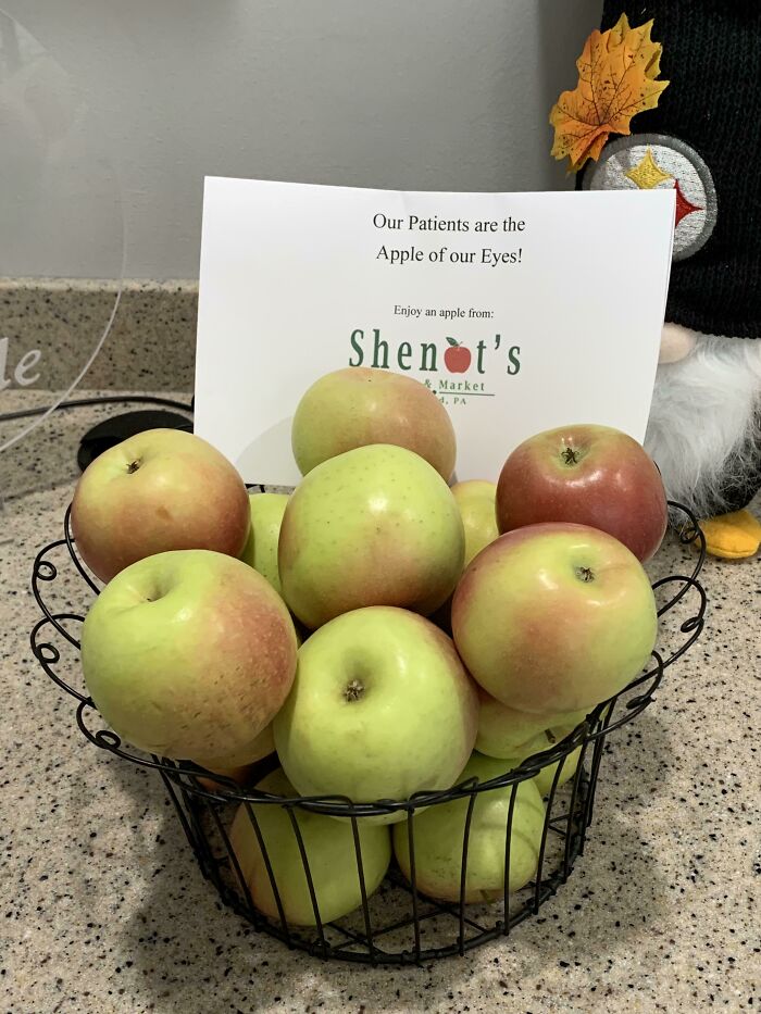 My Dentist’s Office Celebrates Fall with Cute Apple Displays