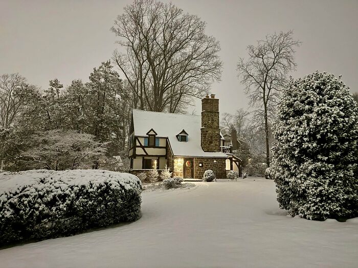 Snowy Cottage Wonderland