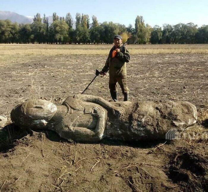 Potato Farmer’s Surprise: 10-Foot-Tall Stone Statue Found in Kyrgyzstan