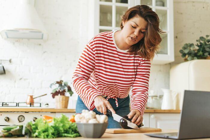 Oops! The 46 Cooking Blunders That Drive Chefs Nuts (And How To Fix ’Em)