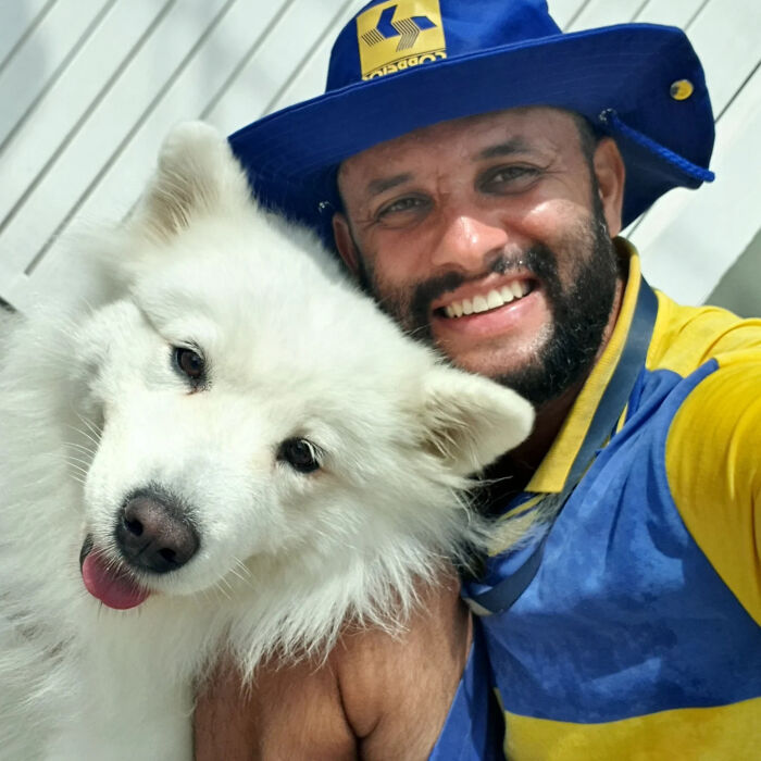 Meet The Mailman Who’s BFFs With Every Dog On His Route (Yep, Really!)