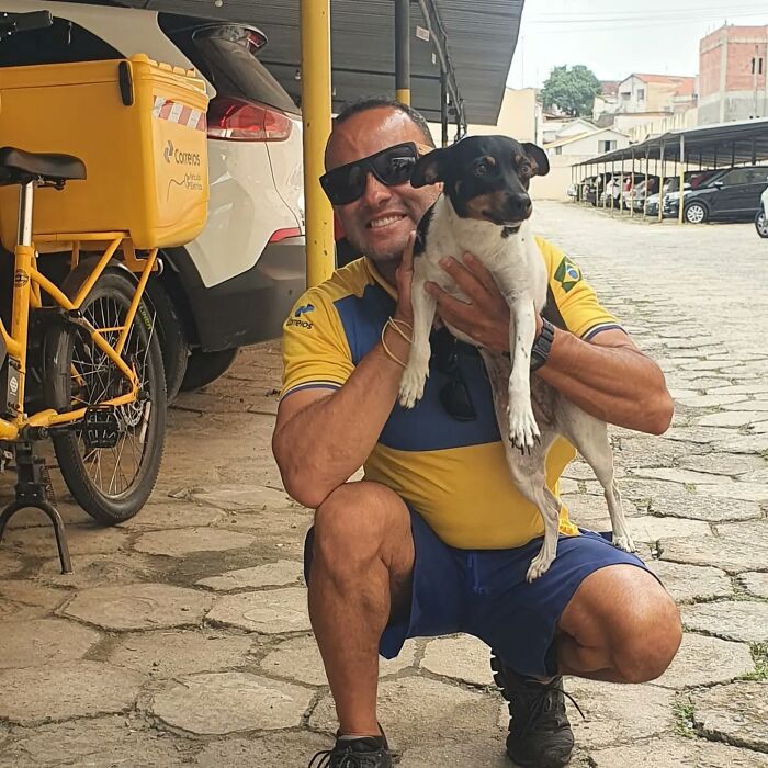 Meet The Mailman Who’s BFFs With Every Dog On His Route (Yep, Really!)