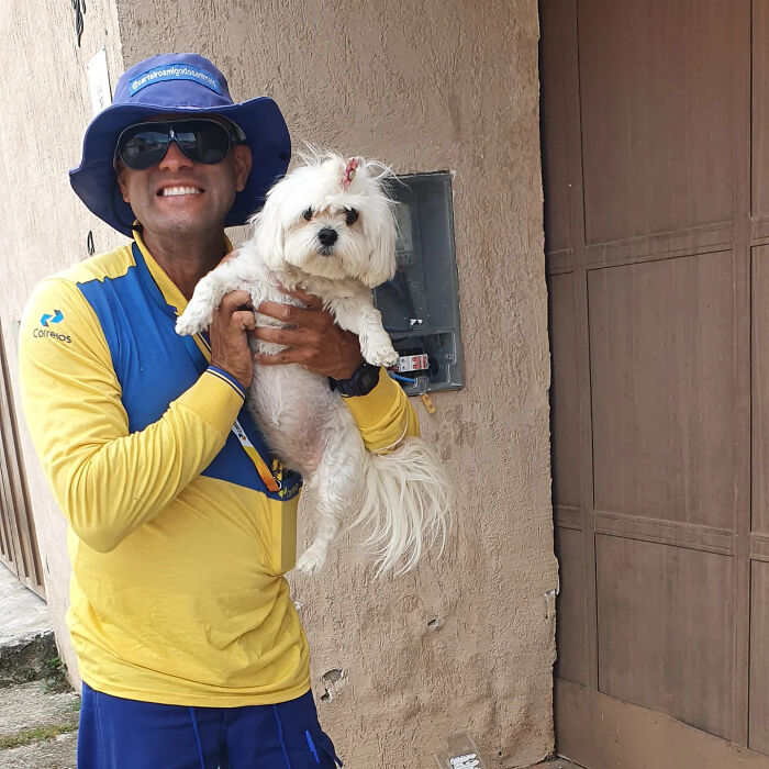 Meet The Mailman Who’s BFFs With Every Dog On His Route (Yep, Really!)