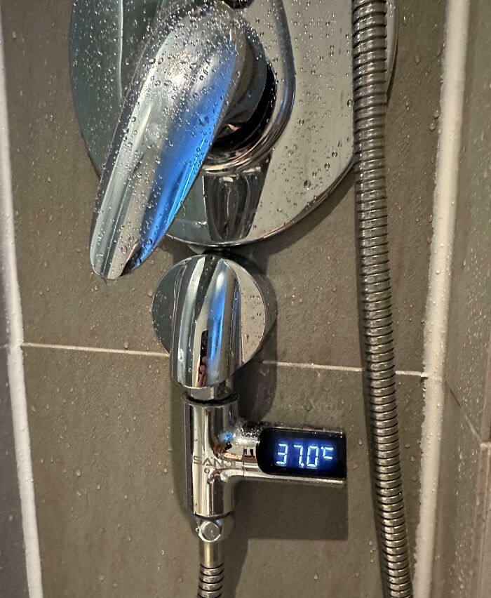 Shower Temperature Display in Seoul Hotel So You Don’t Burn or Freeze