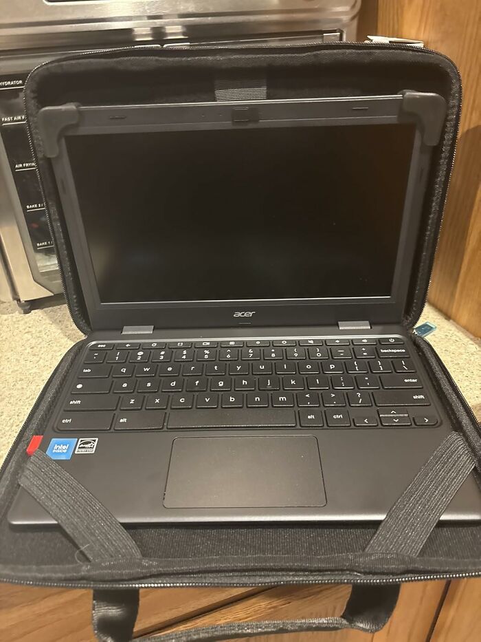 The Couch Email Machine That Won’t Burn Your Thighs: Meet The Acer Gateway Chromebook