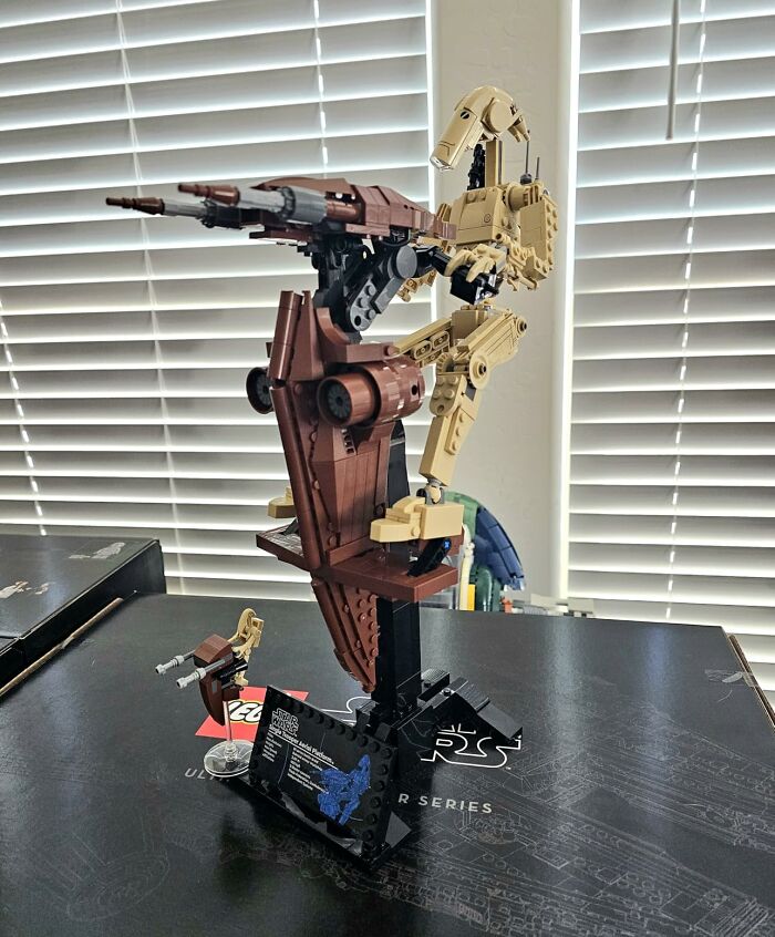 Meet Your New Desk Bodyguard: The LEGO Star Wars Battle Droid With Stap That’s Intimidating And Slightly Clumsy