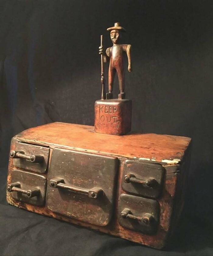 "Keep Out" Folk Art Box From Around 1900 With Serious Attitude