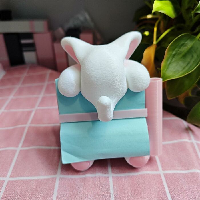 Never Forget Anything Again (Or Just Pretend To) With This Elephant Sticky Note Holder