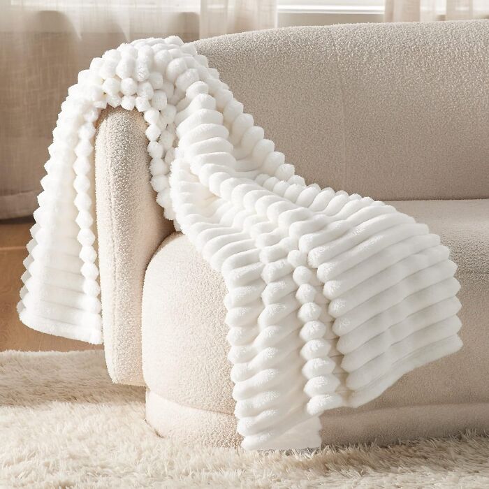 Snuggle Alert: The Cozy-White-Throw-Blanket That Screams "Come Stay Forever"