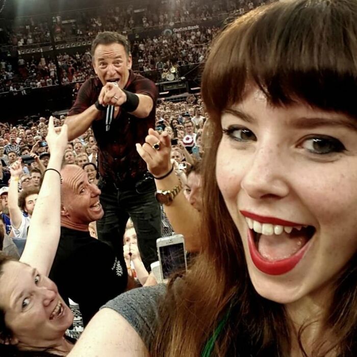These Photobombs Totally Stole The Show And We Can't Stop Laughing
