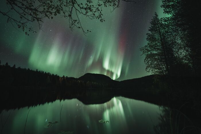 Chasing Northern Lights: The Coolest Spots & Times to See Them (13 Pics!)