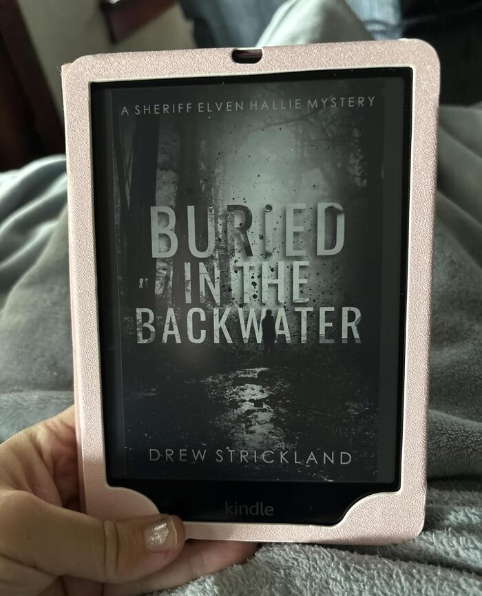 Dump Your Bulky Book Pile for Good with an Amazon Kindle Paperwhite