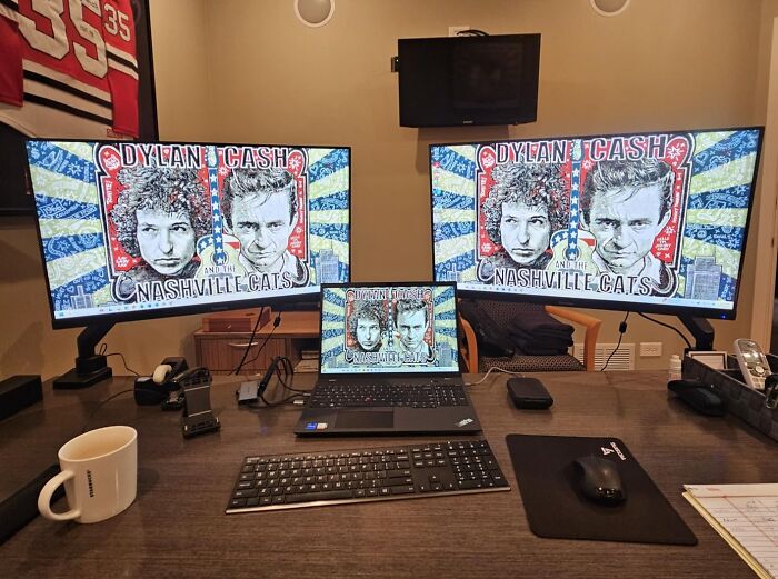 This Viewsonic 32-Inch Monitor With Thin Bezels Will Make Your Work Feel Like A Spy Movie