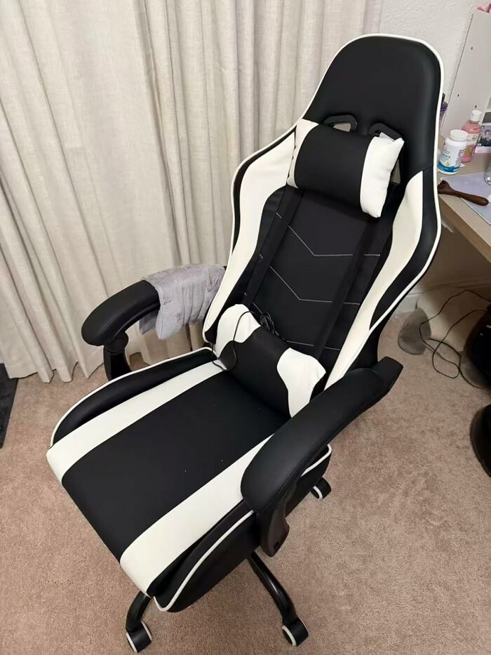 Gaming Chair That Supports Their Serious Job of Carrying the Team to Victory