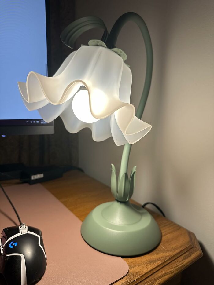 This Cute Flower Lamp Will Make Your Nightstand Way Less Boring