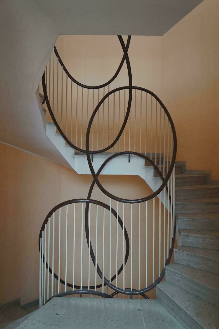 Roman Apartment Staircase That’s Just Plain Beautiful