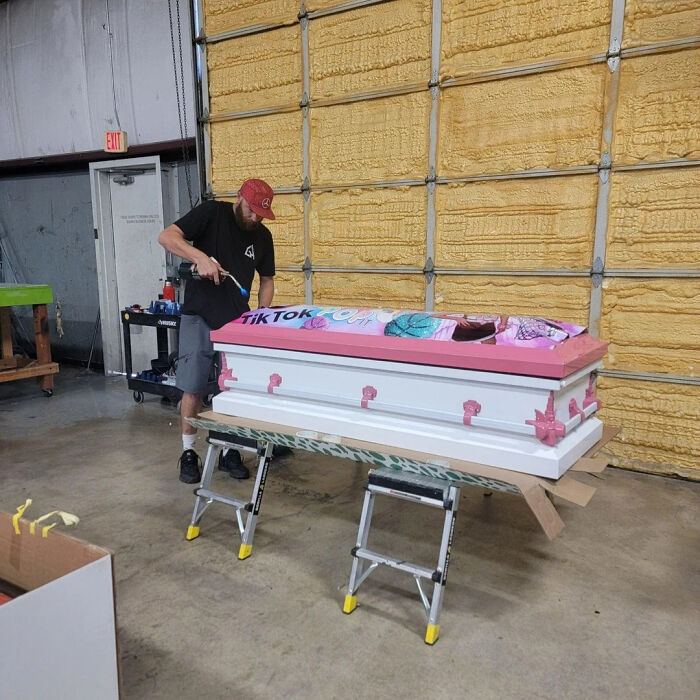 This Guy Made Caskets That Are Basically Personalized Hugs For 19 Kids From Uvalde
