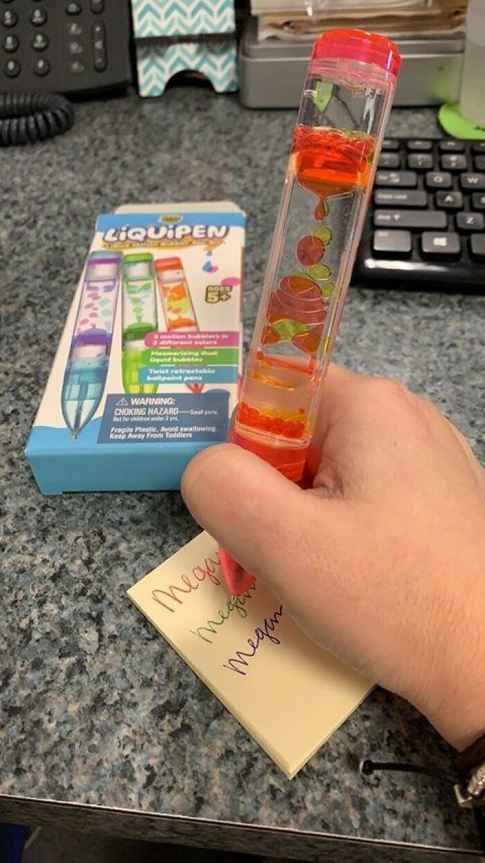 This Liquid Motion Bubbler Pen Turns Boring Lists Into Hypnotic Mini Lava Lamp Shows