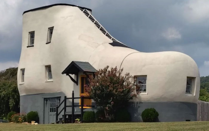 Shoe House in Lancaster, PA – Yep, It’s a House Shaped Like a Shoe