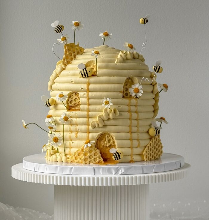 First Bee-Day! A Cute Cake Buzzing With Honey Vibes