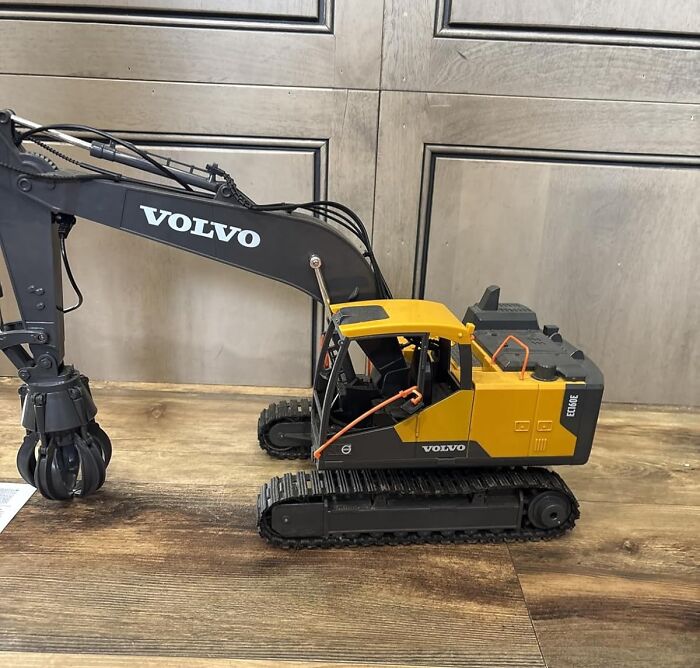 Remote Control Excavator for Tiny Construction Chiefs Who Love Taking It Slow