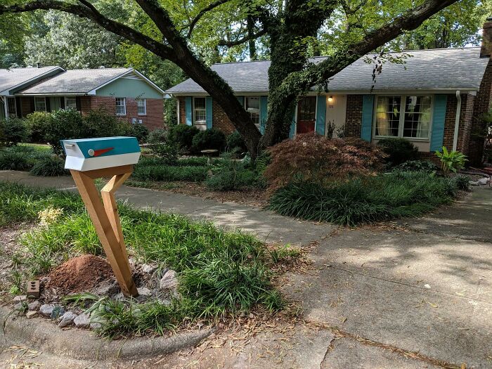 A Retro Mailbox Post That’s Totally Chic