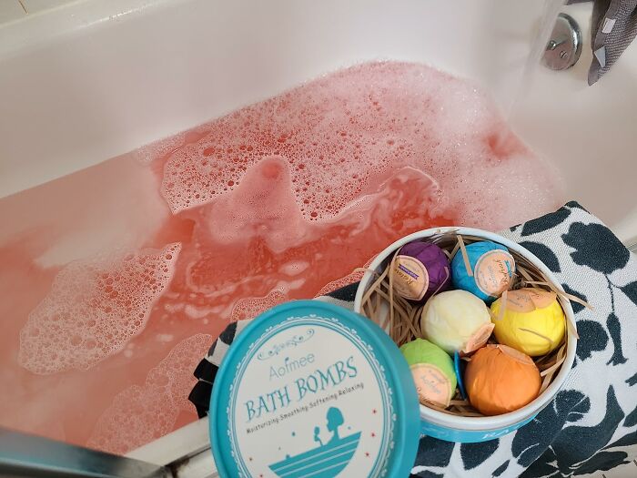 Upgrade Your Bath Time with This Colorful, Fizzy 7-Piece Bath Bomb Set
