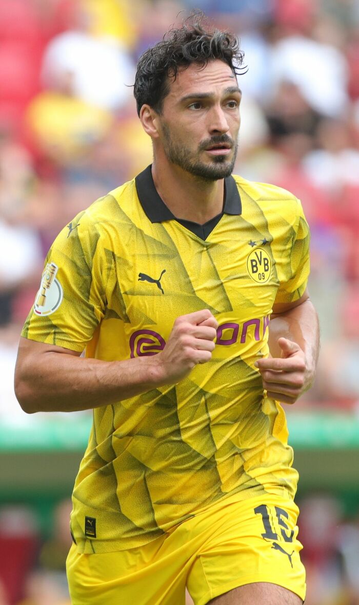 Mats Hummels: Football Wall at 37