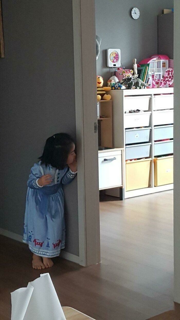 My Niece After Watching Toy Story Keeps Screaming “I’m Leaving!” And Peeking At Her Room Like This