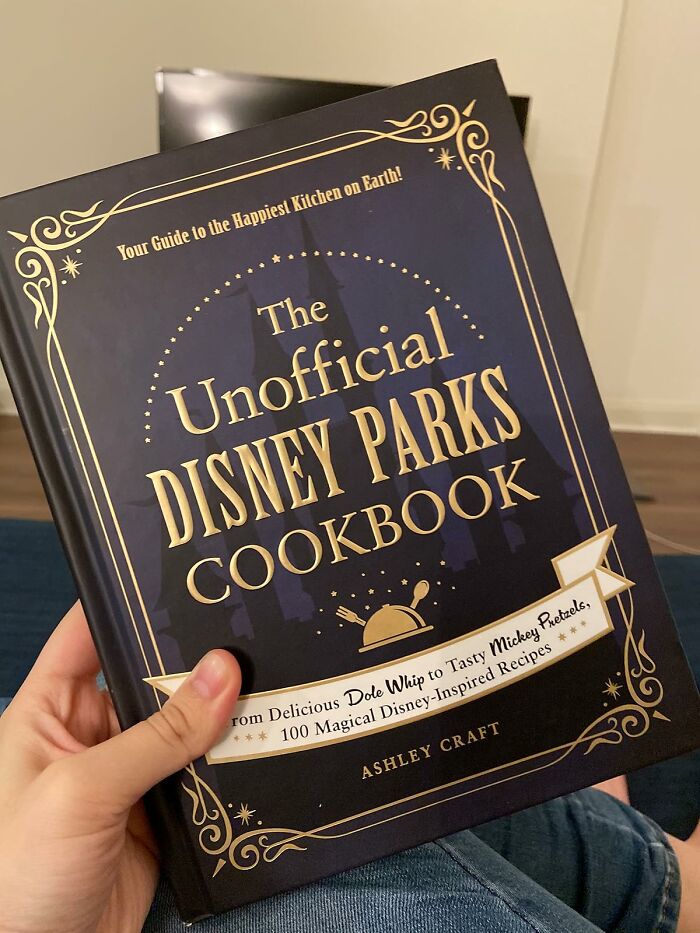 Disney Parks Cookbook: Because Everyone Loves Magic and Good Food