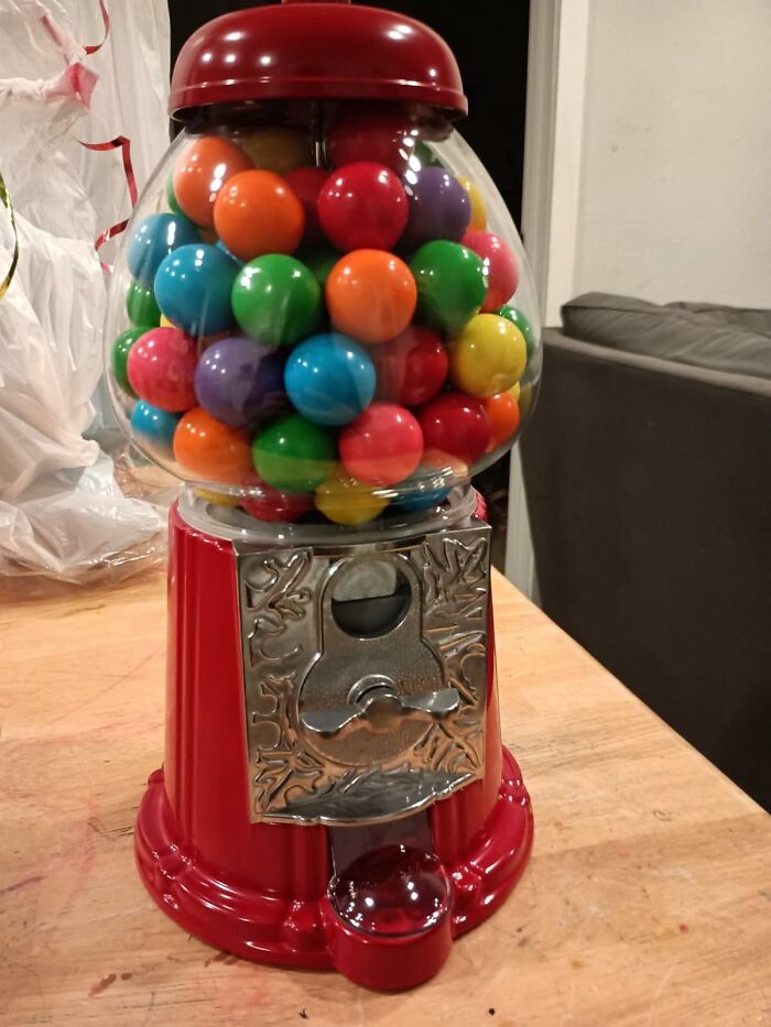 Gumballs & Good Times: The Retro Gumball Machine That’s Pure Nostalgia