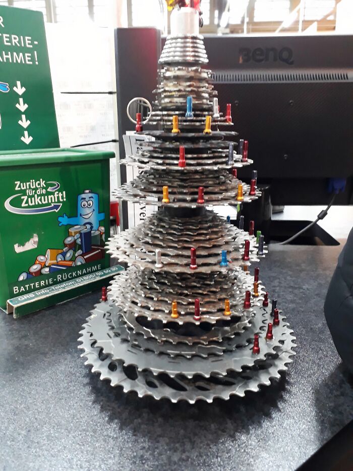Bike Store’s Christmas Tree Made From Bicycle Gears