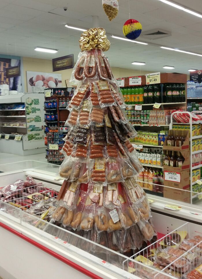 Local Supermarket’s Christmas Tree That Gleams and Glows