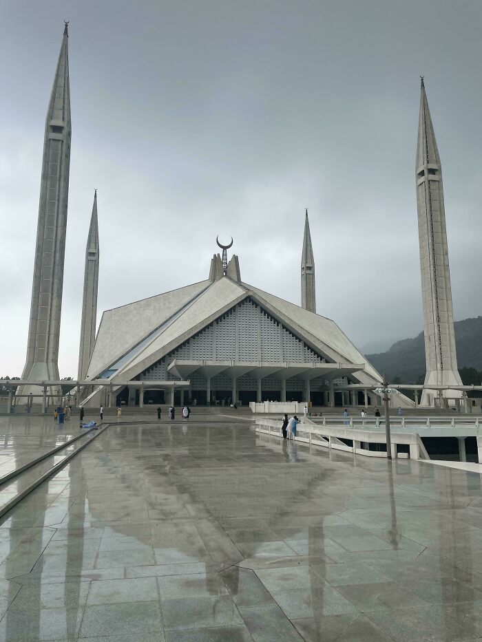 Faisal Mosque – Stunning But Spooky