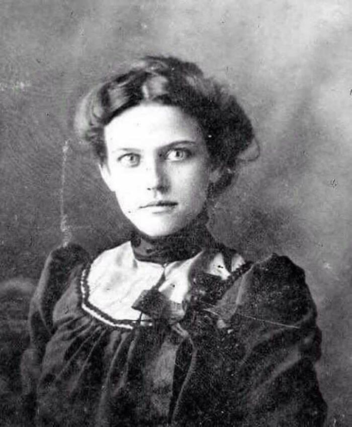 First Photo Ever! Woman Snaps Her Own Picture (1903)