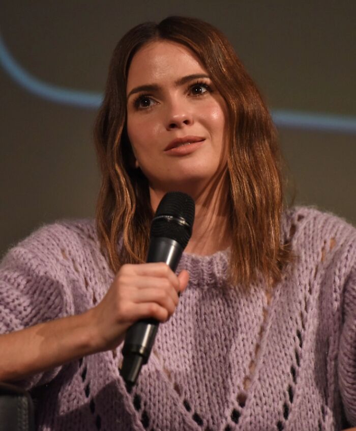 Shelley Hennig: Miss Teen USA Turned TV Star, 39