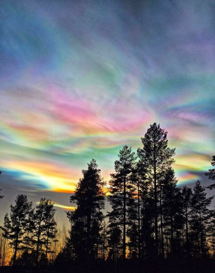 Epic Polar Stratospheric Clouds Lighting Up Finland’s Sky Today