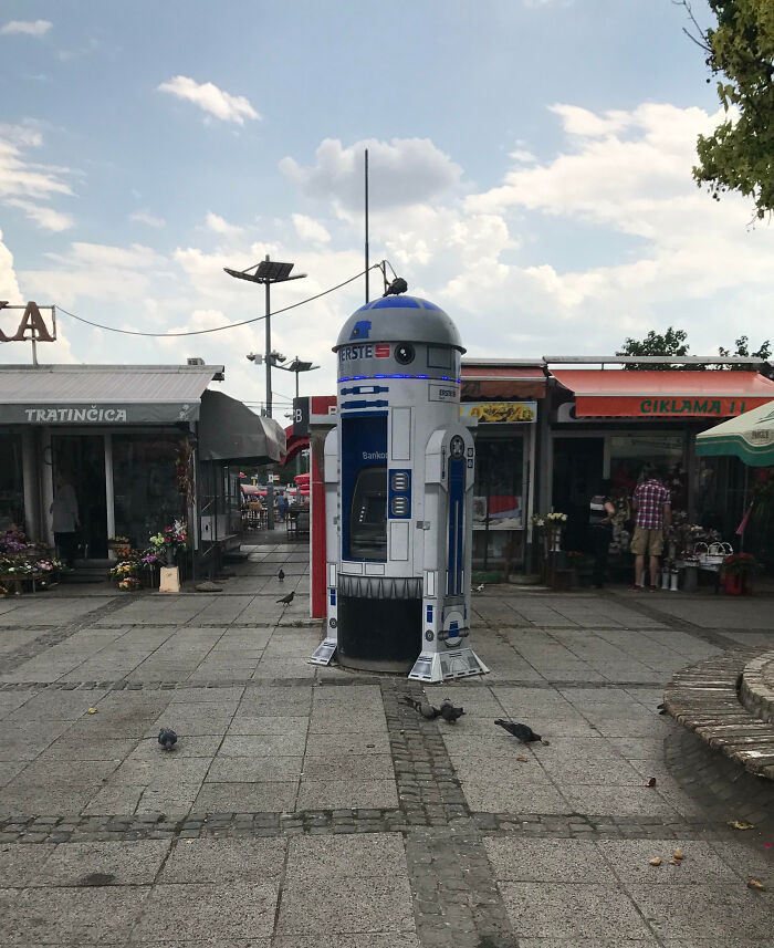R2-D2 ATM In Zagreb Is Basically The Coolest Cash Machine Ever